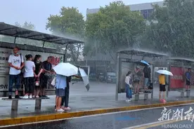 狂风暴雨突袭长沙图片