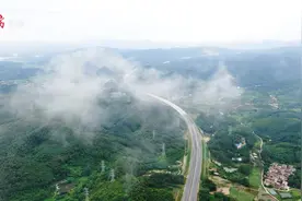 年底通车！广连高速虎头山隧道双线贯通图片