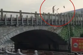 岳阳男子翻越护栏做出过激举动，黑衣大侠这个熊抱亮了图片