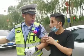 小伙当街抱住交警不松手，原因意外……图片