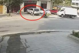 小货车转弯时失控撞上一对祖孙，奶奶殒命3岁孙女无大碍图片