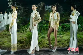 2022春夏中国国际时装周 模特参加时装秀彩排图片