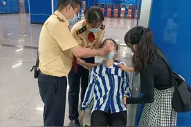 女子广州地铁口突发不适，众人合力护送至医院脱险图片