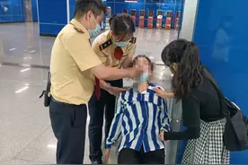 女子广州地铁口突发不适，众人合力护送至医院脱险图片