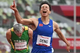 东京残奥会男子100米T36级邓培成破纪录摘金图片