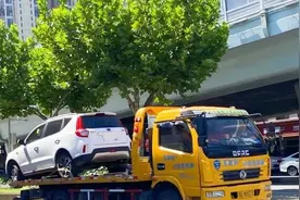 加油站内不许停车！网友：那上洗手间呢？图片