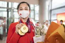 载誉归来，湘妹子孙文雁手握金牌：想结婚，试婚纱图片