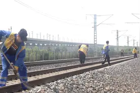 太“倔强”！高温天铁路工人反复出汗，工作服被盐渍卤硬图片