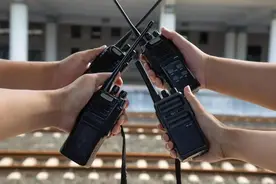 对讲机里说啥呢？图片