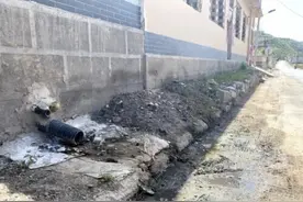 国务院督查组暗访“民生工程”：碰上下雨天，都是臭水图片