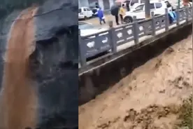陕西安康降雨致河水暴涨 紫阳多处发生泥石流塌方交通中断图片