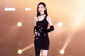 小言女主！Angelababy亮相英雄联盟明星赛 美貌手速兼图片