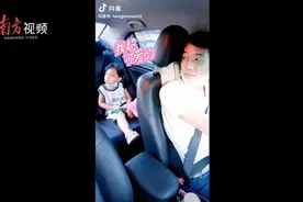 “陪爸爸跑网约车”的小女孩入学啦！单身残疾父亲“带娃记”图片