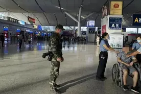 暖心！退伍老兵和战友联手救人图片