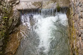 山东好景丨彩石山里的“泉水人家”图片