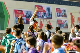 乌鲁木齐一小学为一年级新生举办入学仪式图片