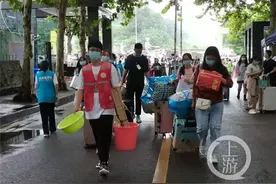 这个大一新生最晚来报到 却意外得到了学校表扬……图片
