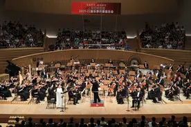 中西两部《大地之歌》同台：一幅是油画，一幅是水墨画图片