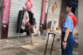 破防了！退伍女兵向父母献出军功章 老父亲喜极而泣图片