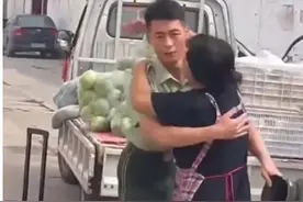 看哭了！8年老兵退伍与母亲相拥而泣图片