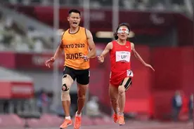 感动！徐冬林举起刘翠青庆祝残奥夺金图片