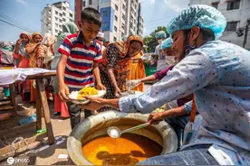 孟加拉国食品援助进行中 民众接受免费食物图片