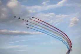 希腊雅典飞行周航展举行 各国飞行表演队进行展示图片