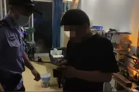 男子独自在家，一怪异行为惊动警察找上门图片