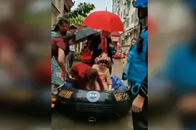 结婚当日遇积水 新郎乘皮划艇接新娘 网友：这才是“百年修得同船渡”图片