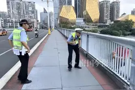 柳江大桥边，男子抓着护栏，身体摇摇欲坠，民警一个箭步将他抱住……图片