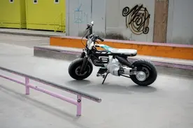 宝马展现CE 02电动摩托车 最高速可达90km/h图片