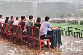 学校领导陪军训学生淋雨，浑身湿透无一人离座图片