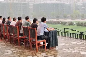 学校军训汇演时突下大雨！接下来的画面让网友吵翻了图片