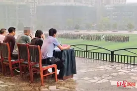 “老师冒雨陪学生军训”引热议 校方：前后仅20分钟，事后无学生出现不适图片
