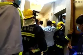 男子被困电梯70分钟，刚获救就被警方带走了…图片