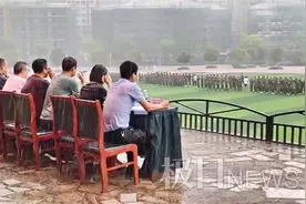 四川一中学回应“师生淋雨军训”：中途下雨坚持到底，有预案无人感冒图片