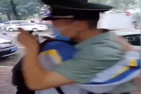 哥哥退伍回来家门未进第一时间赶来接弟弟 摸摸脑袋紧紧抱在一起图片