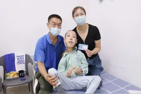 体重18公斤新生来北航报到！高考645分，立志做中国的“霍金”图片