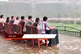 四川一中学回应“师生淋雨军训”：中途下雨坚持到底，有预案无人感冒图片