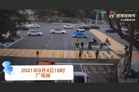 视频曝光！女子骑电动车不戴头盔被查，对执勤人员推搡、蹬踹 警方：行拘十日图片