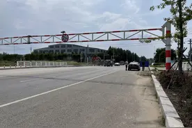 整治货车“拦路虎”限高杆岂能随意设置图片