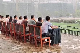 学校领导陪学生一起淋雨举行军训汇演，网友这样说……图片