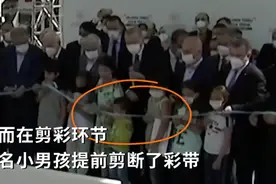 提前剪断仪式彩条，土耳其小男孩被总统多次敲头图片