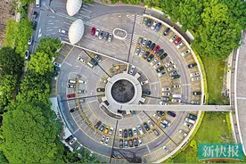 停车场工作人员：“只要价格仍比周围低，还是会有蹭车位的人”（1）图片