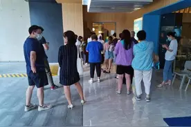 人挤人！昨天，杭州家长们全往这里去了，休息区甚至一位难求......图片
