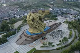 海报直击｜荆州花1.55亿拆移关公像 雕像原址旁投资4亿建仿古商业街图片