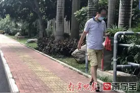 周一见｜越来越多老年人成“低头族”，老年人玩起手机有多“疯狂”？图片