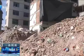 建筑垃圾堆积如山，学生“翻山”上学险又难图片