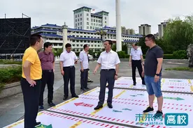 湖北民族大学党委书记检查指导迎新准备工作图片
