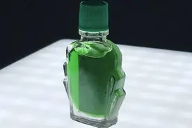 把风油精倒进白醋里，家家户户都用得上，太实用了图片